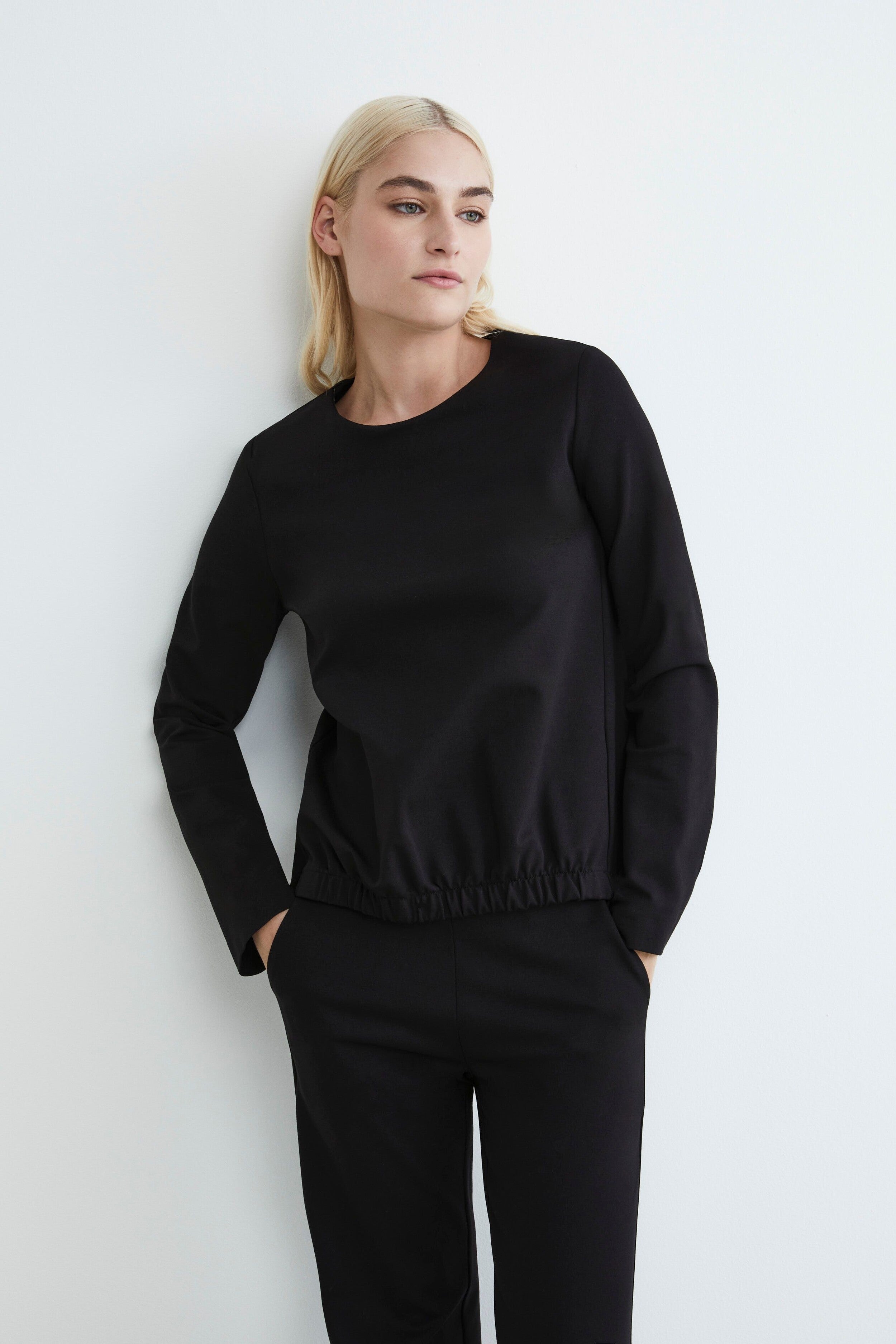 Jumper with elastic at the bottom - BLACK