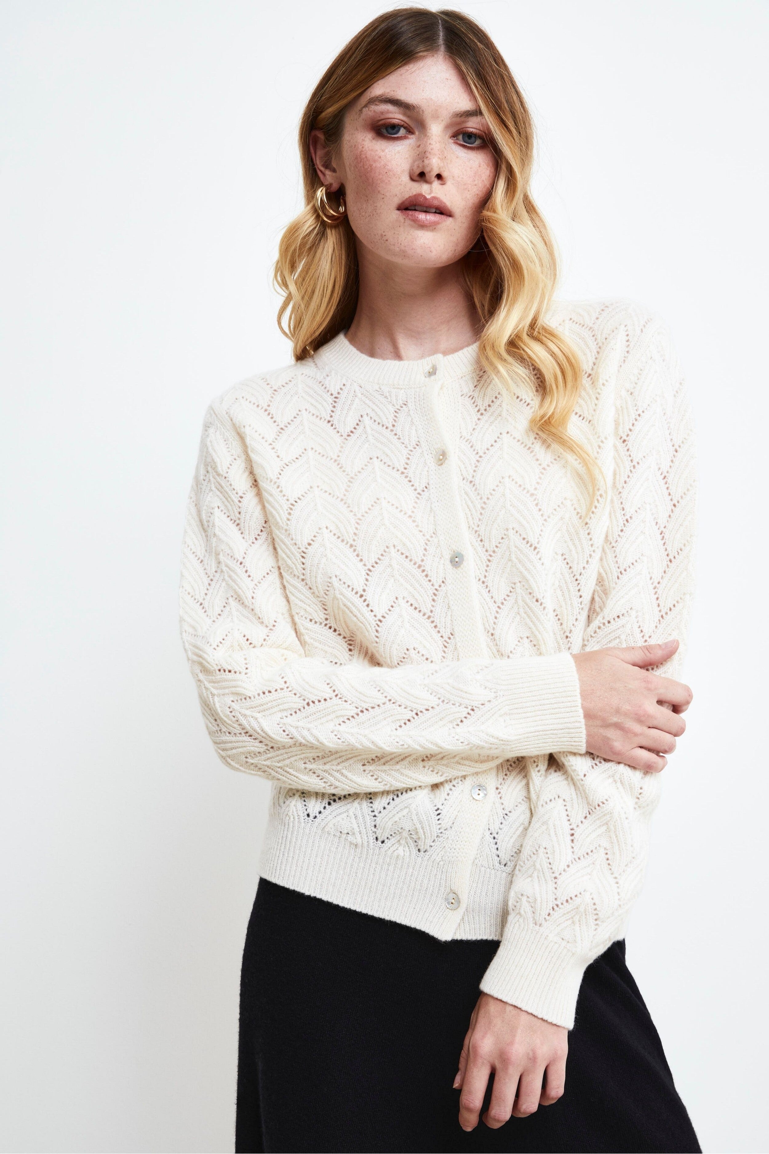 Lochmuster Kaschmir Wollcardigan - Creme weiß