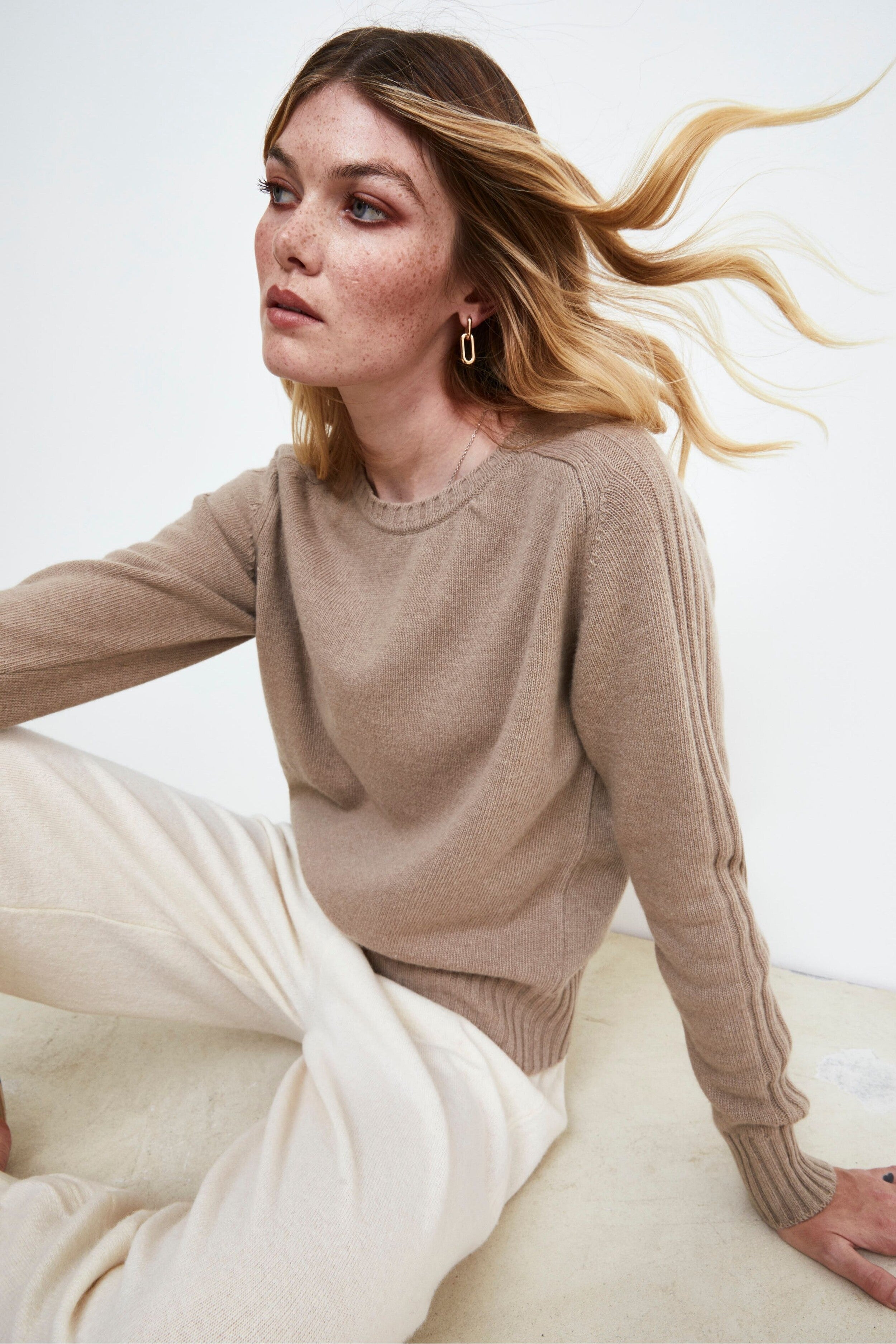 Wool and cashmere sweater with boat neckline - Brown