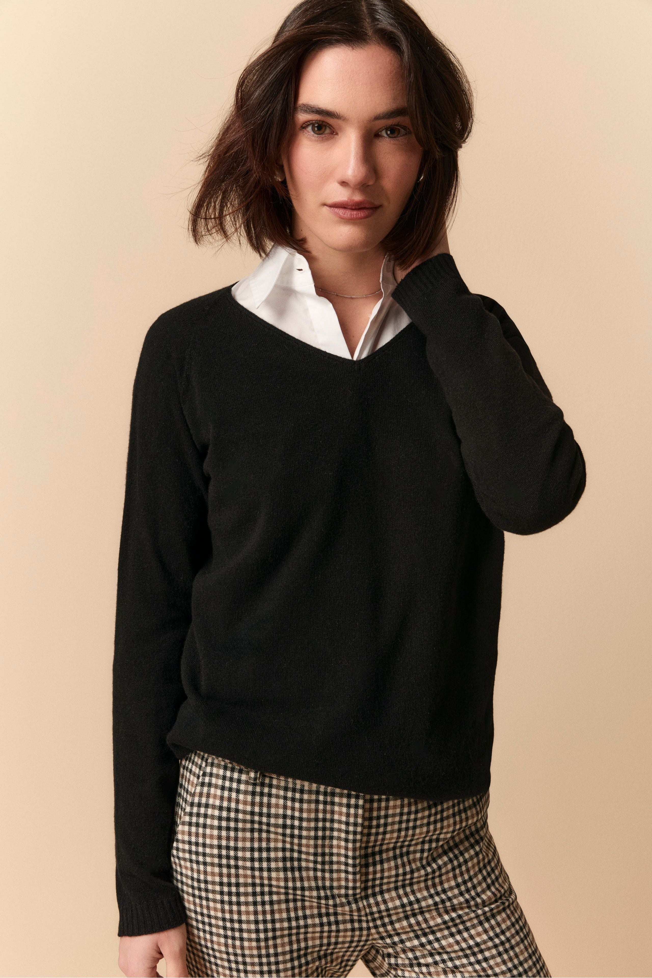 V-Neck Sweater in Wool and Cashmere - BLACK