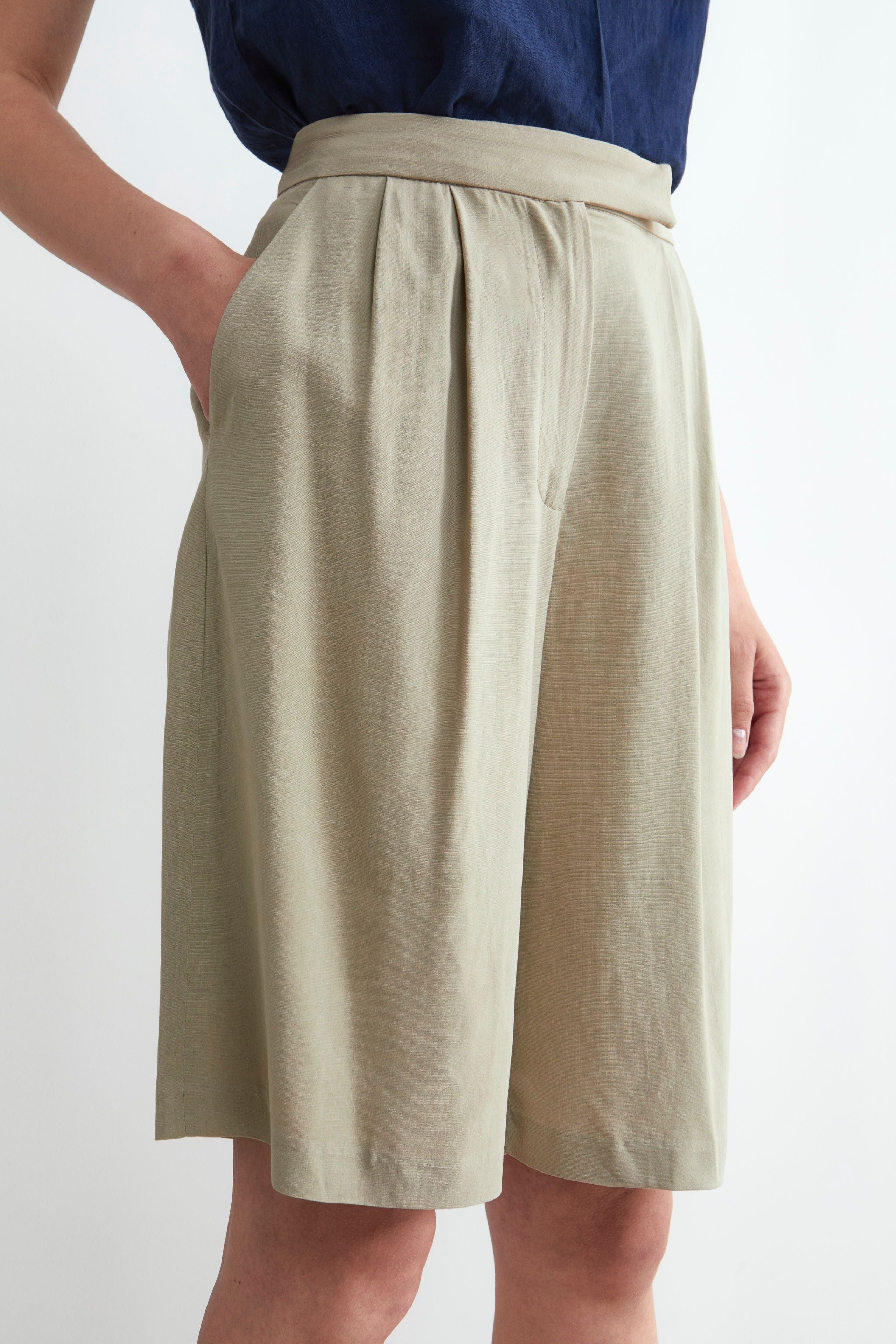 High Waist Bermuda Shorts in Linen Blend - Sand brown