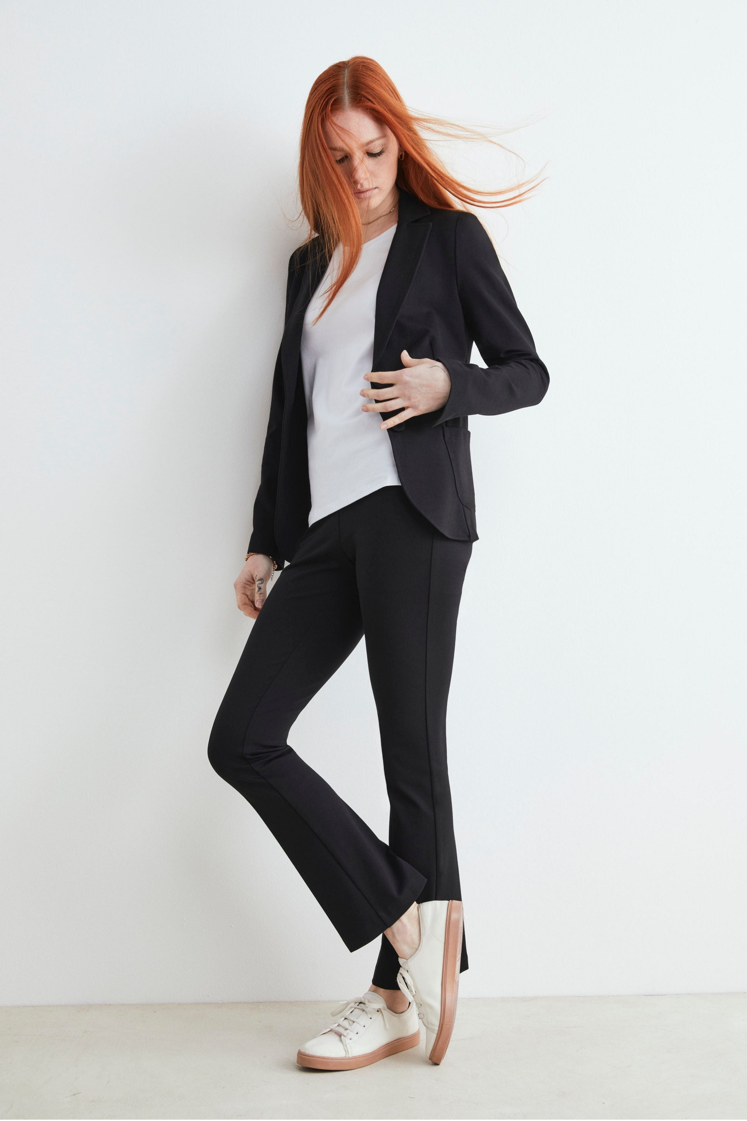 Elegant blazer with pockets - BLACK