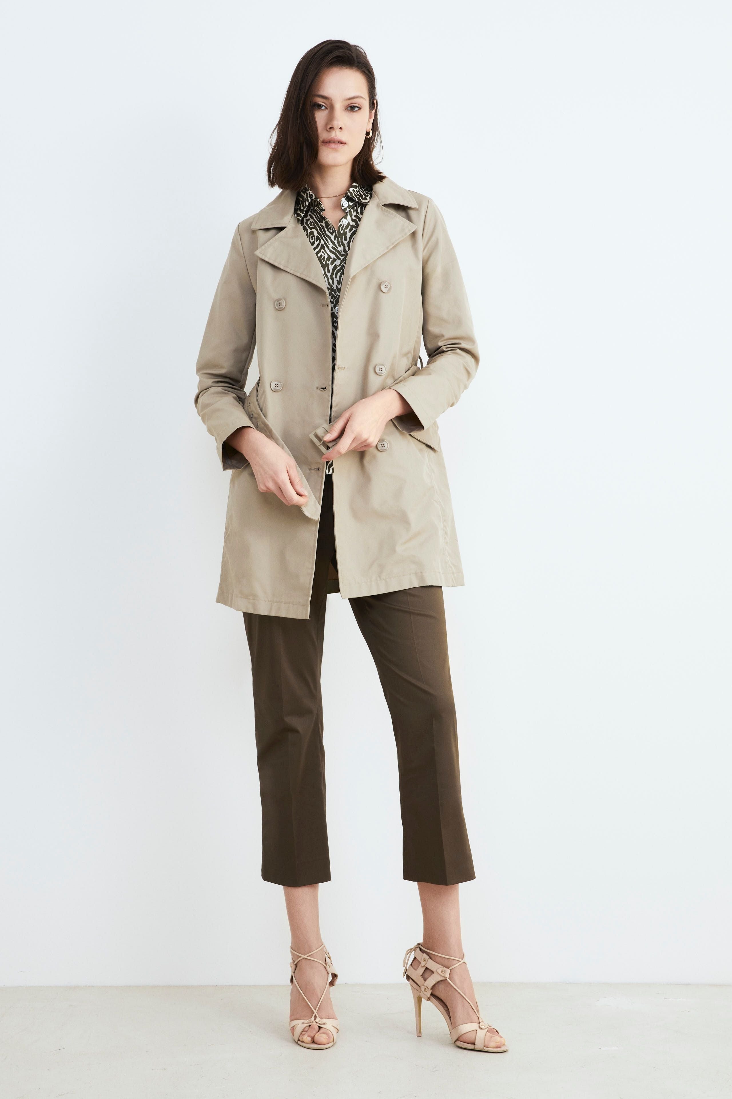 Elegant women’s trench coat - Sand brown