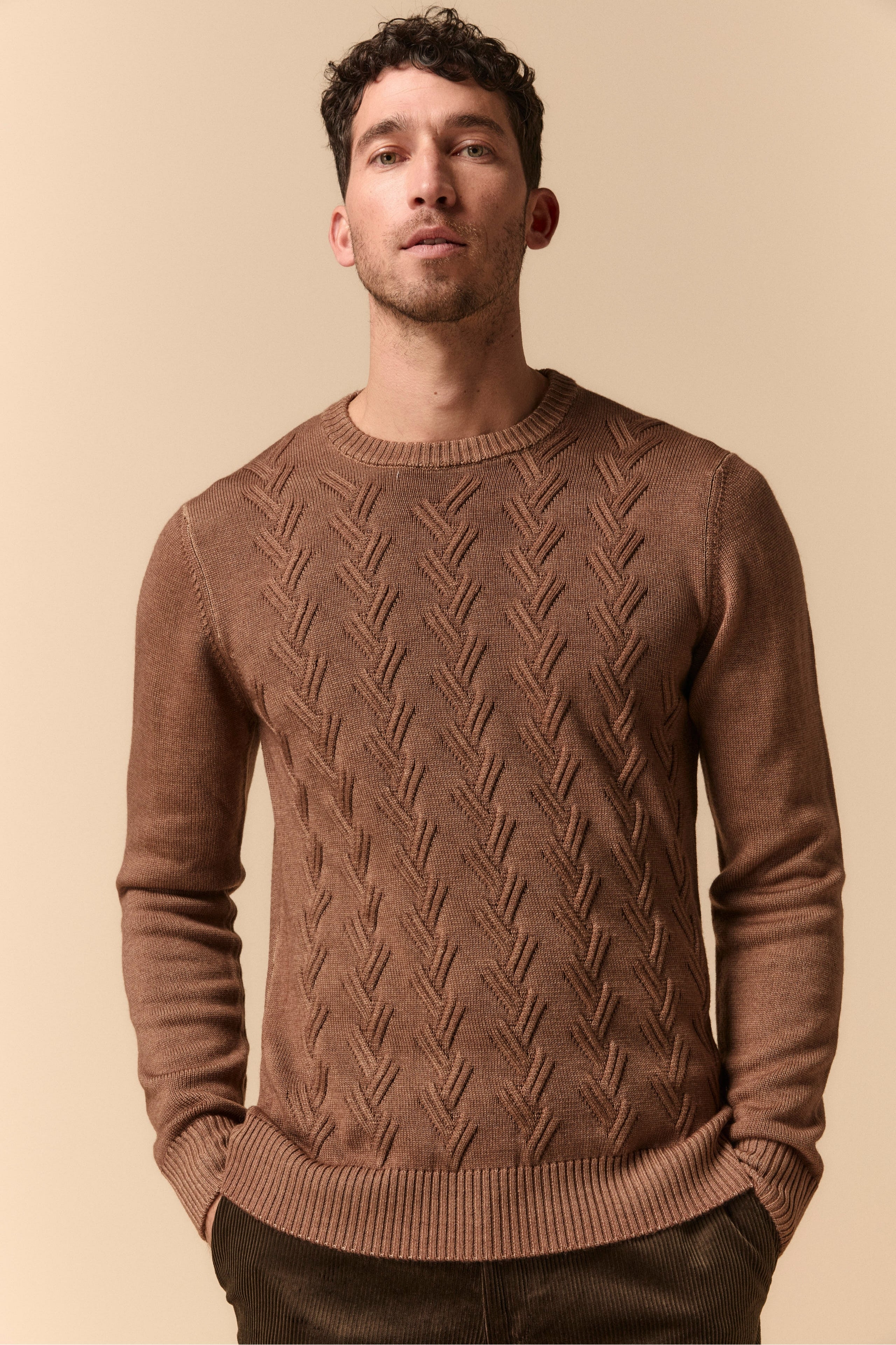 Rundhals-Pullover mit Rauten aus Merinowolle - Tabakbraun