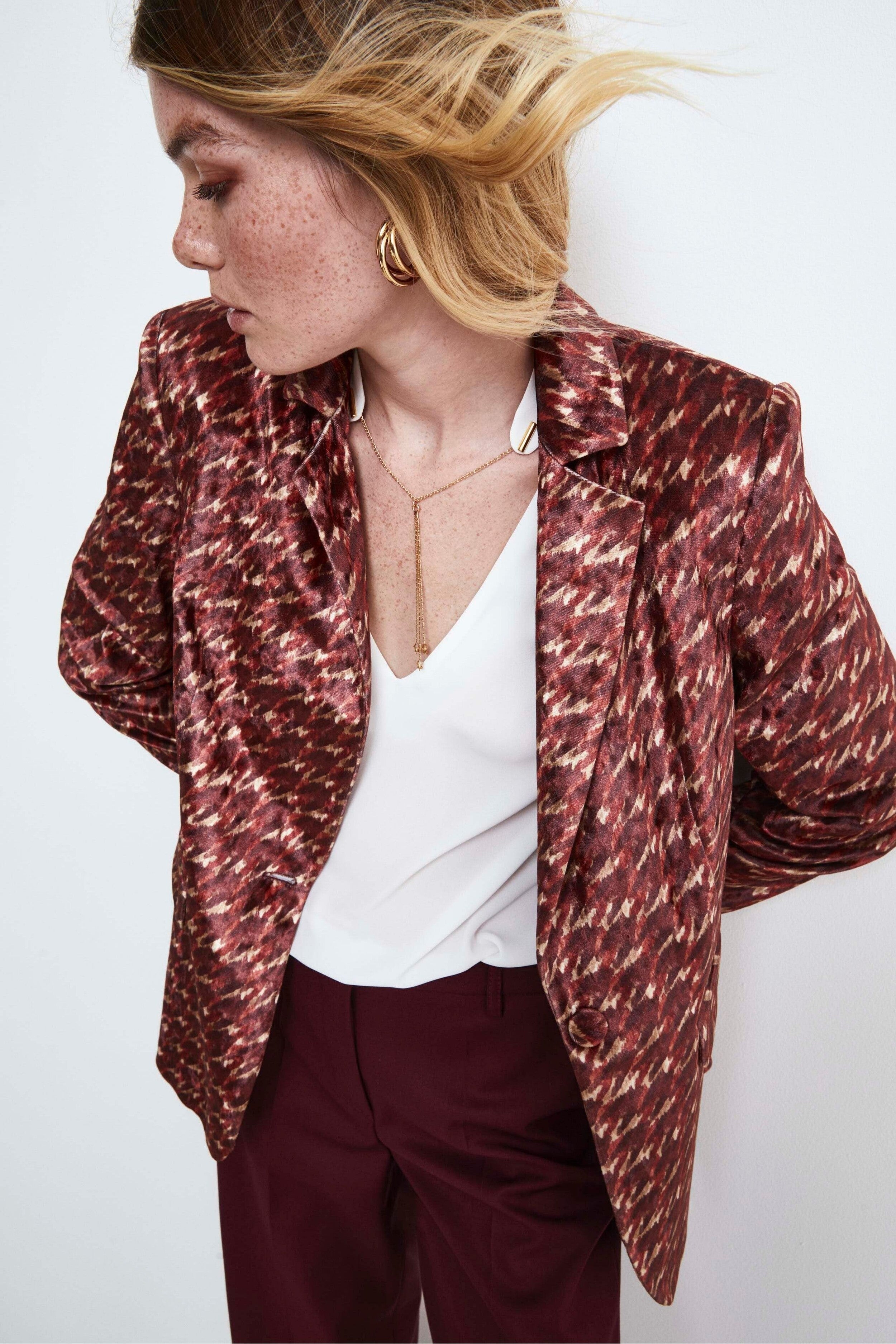 Elegant Velvet Jacket - Burgundy pattern