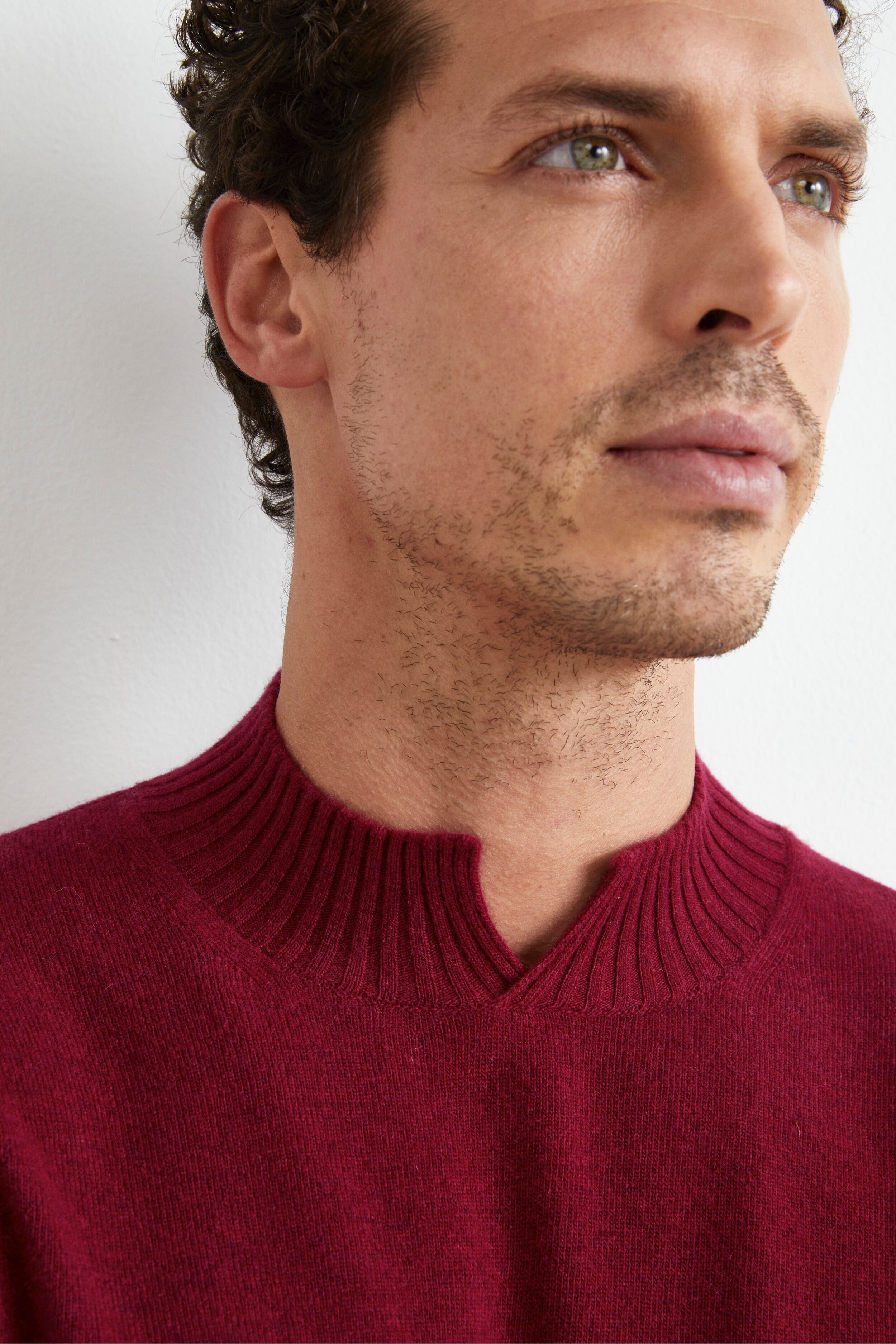 Turtleneck with Side Slit in Wool and Cashmere - Burgundy