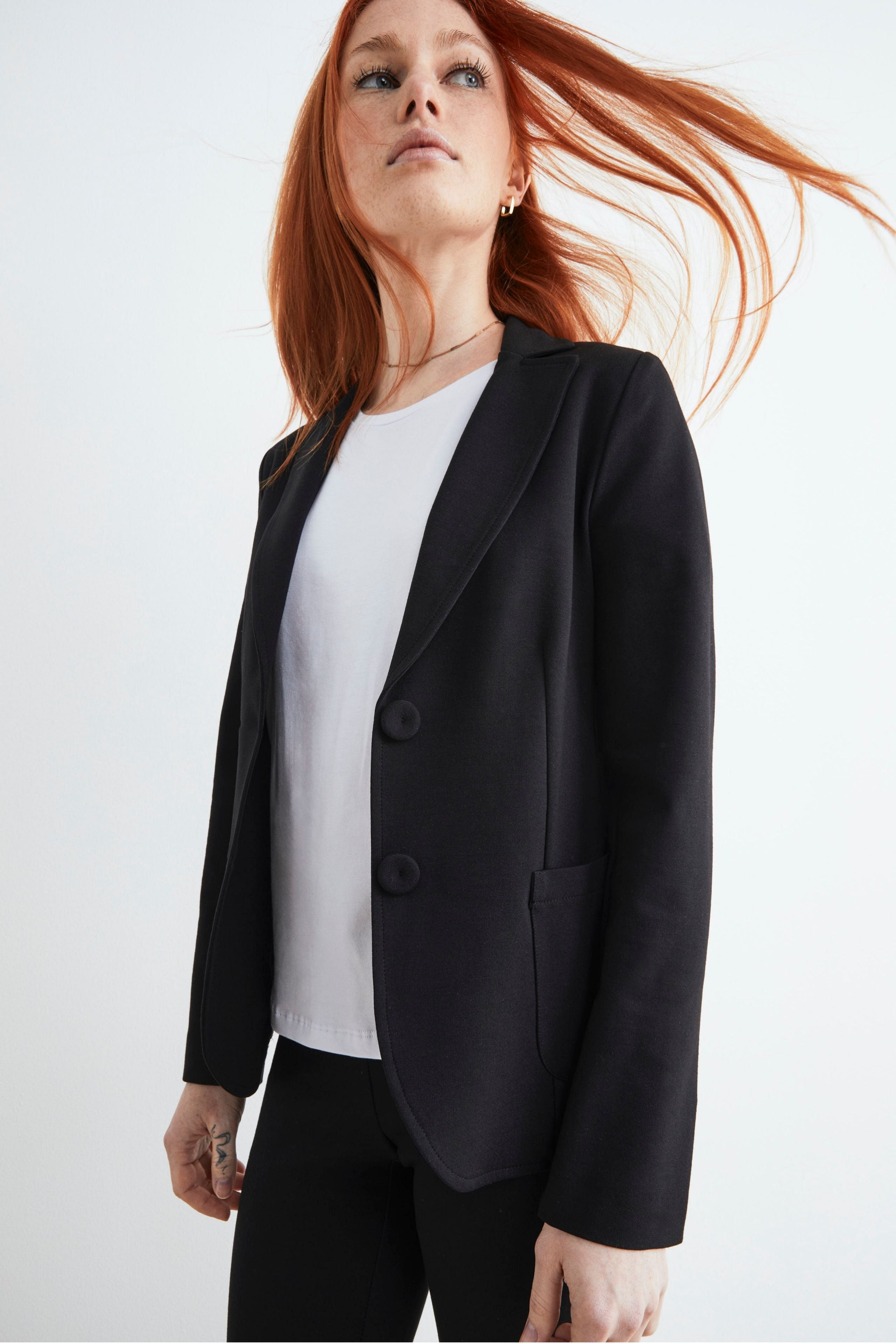 Elegant blazer with pockets - BLACK