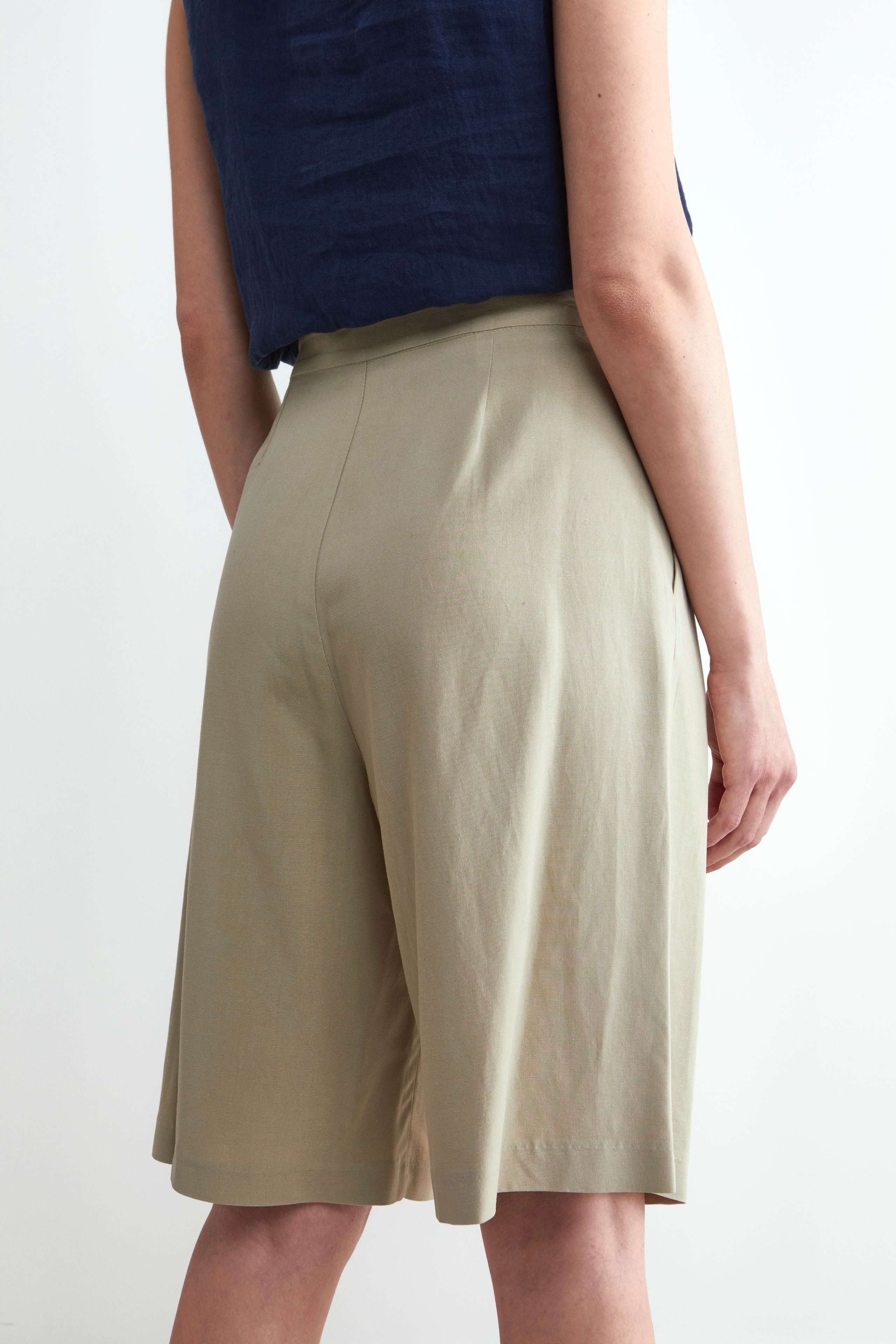 High Waist Bermuda Shorts in Linen Blend - Sand brown