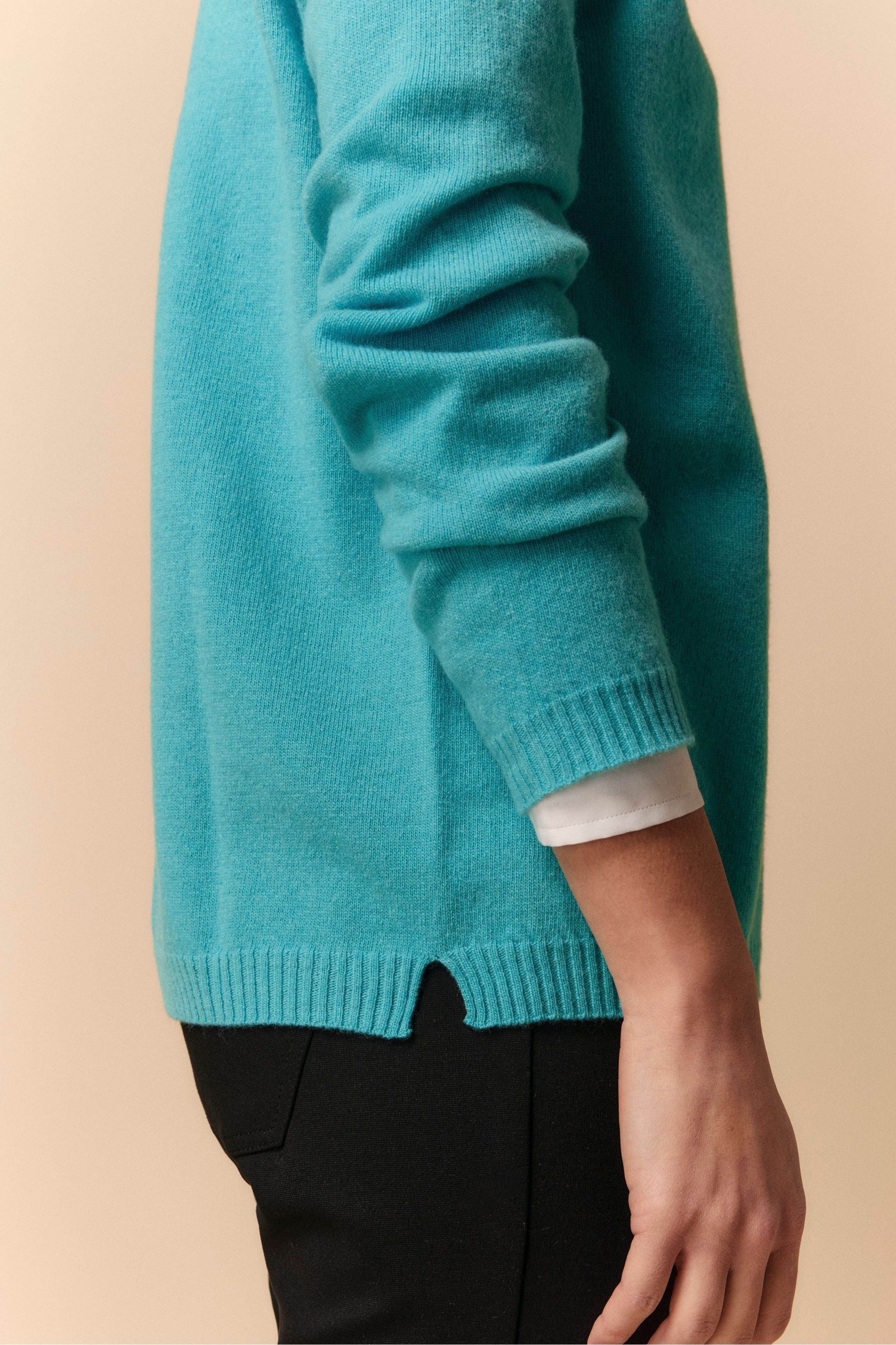 V-Neck Sweater in Wool and Cashmere - Aquamarine