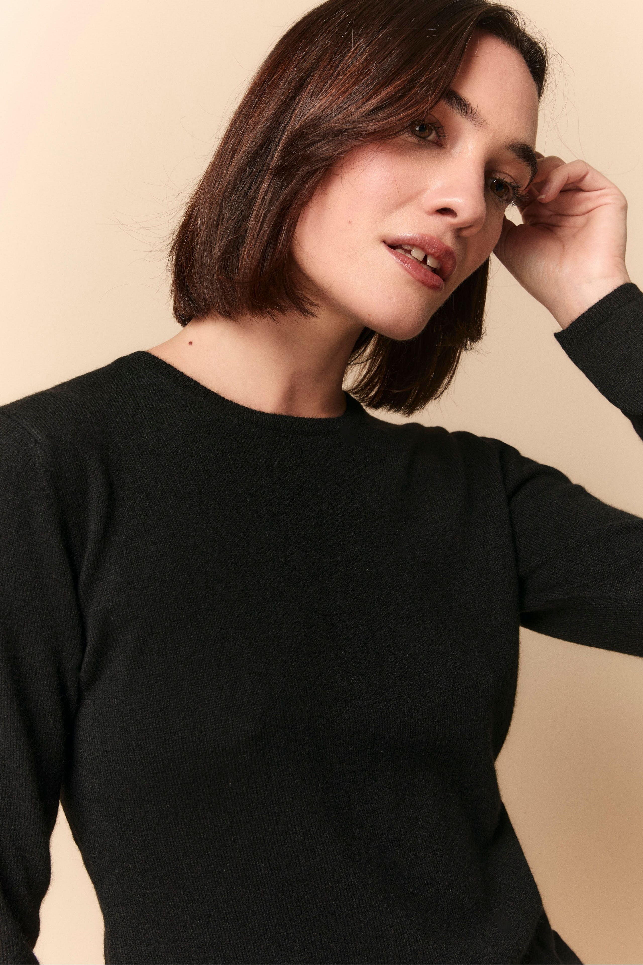 Regular Fit Crew Neck Sweater in Cashmere - BLACK