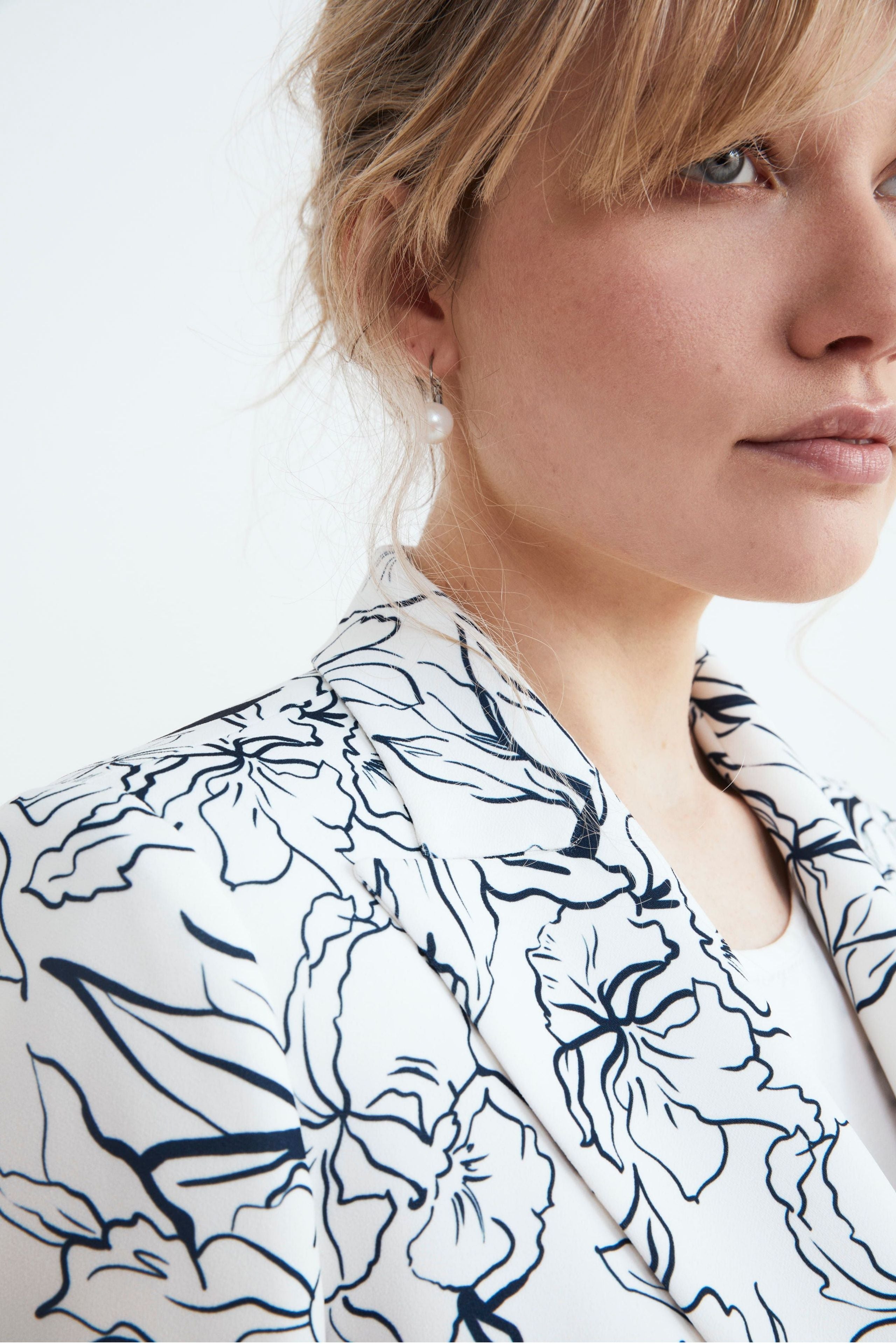 Veste fleurie à double boutonnage - Motif blanc-bleu