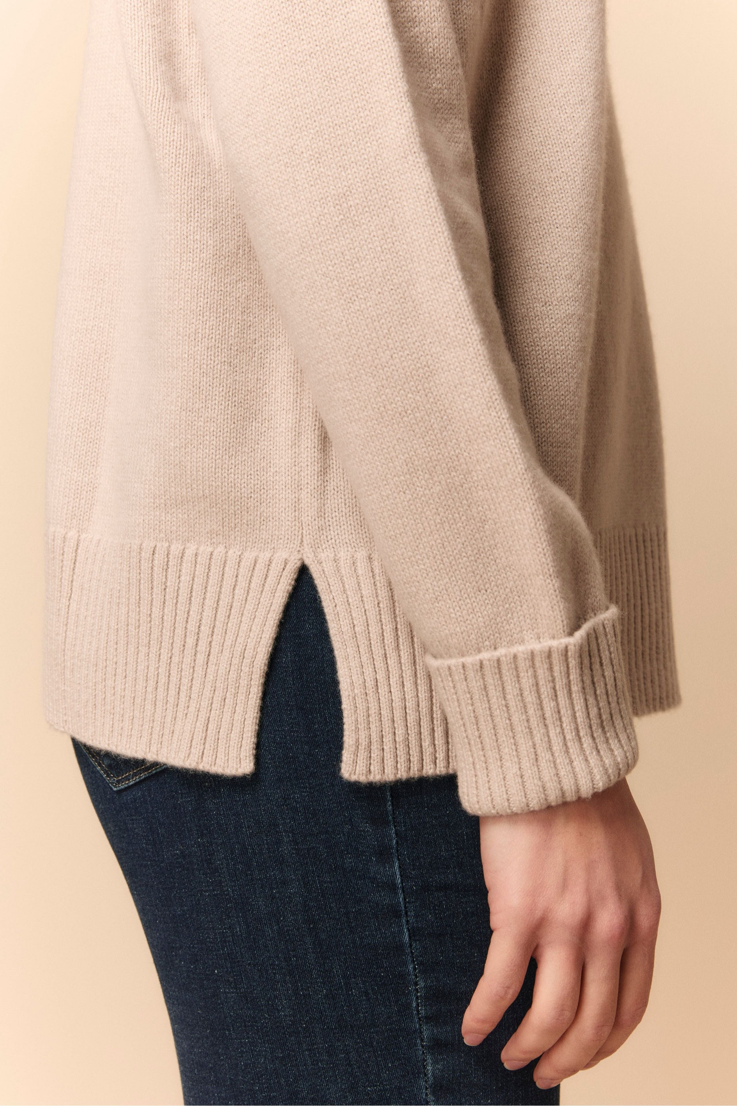 Boat Neck Sweater in Cashmere - Light brown