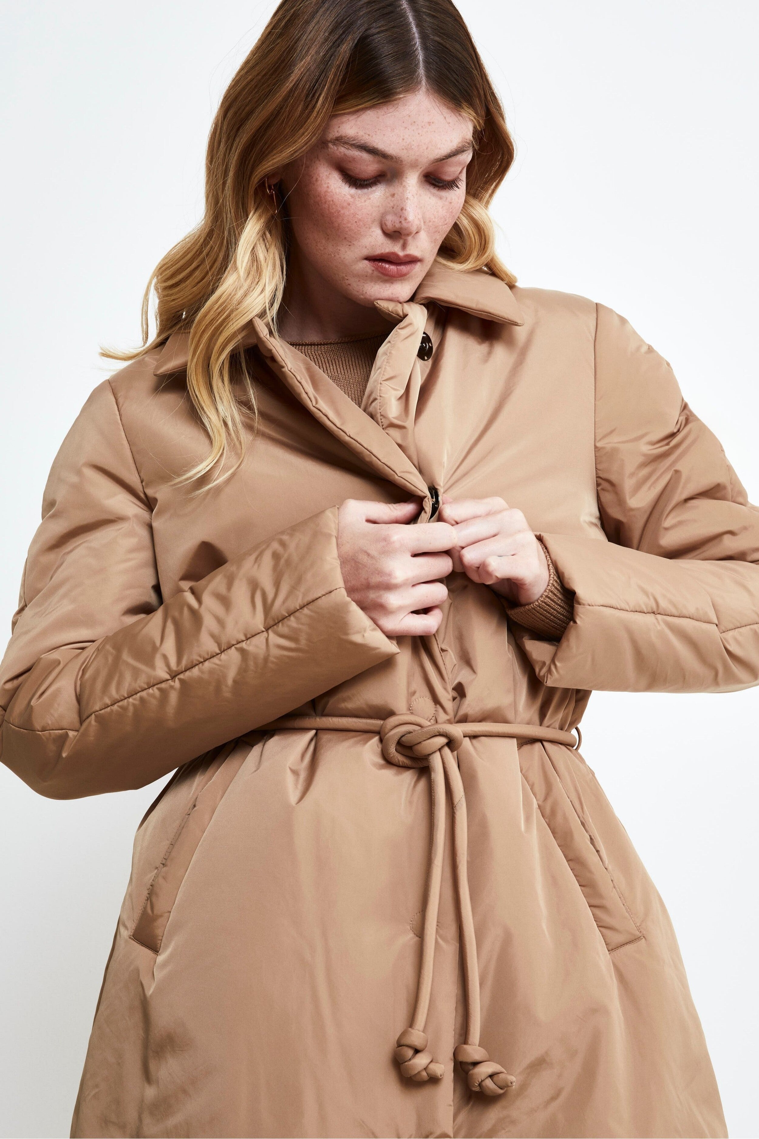 Midi-Daunenjacke mit Gürtel - BEIGE