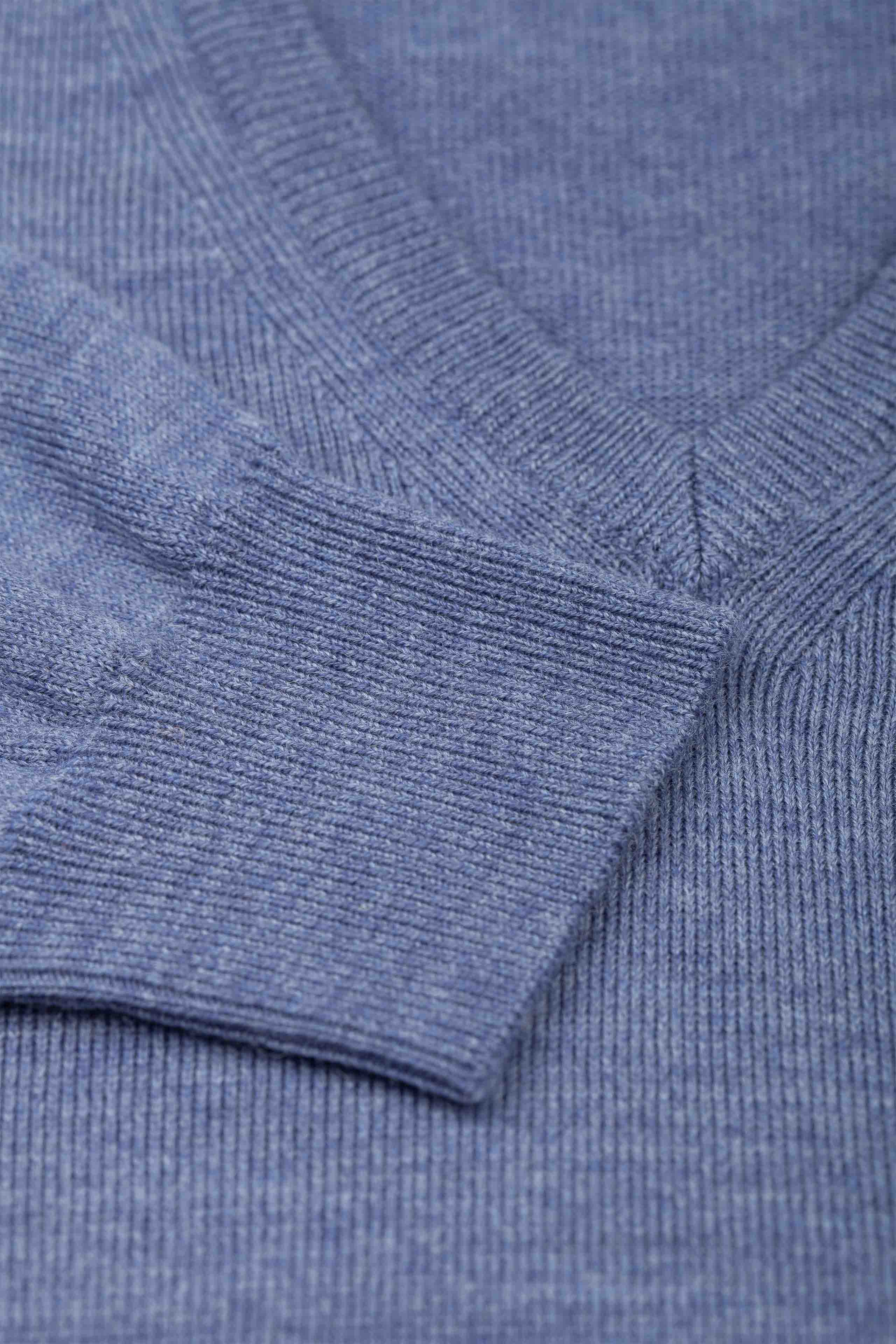 V-Ausschnitt Pullover aus Wolle - DENIM