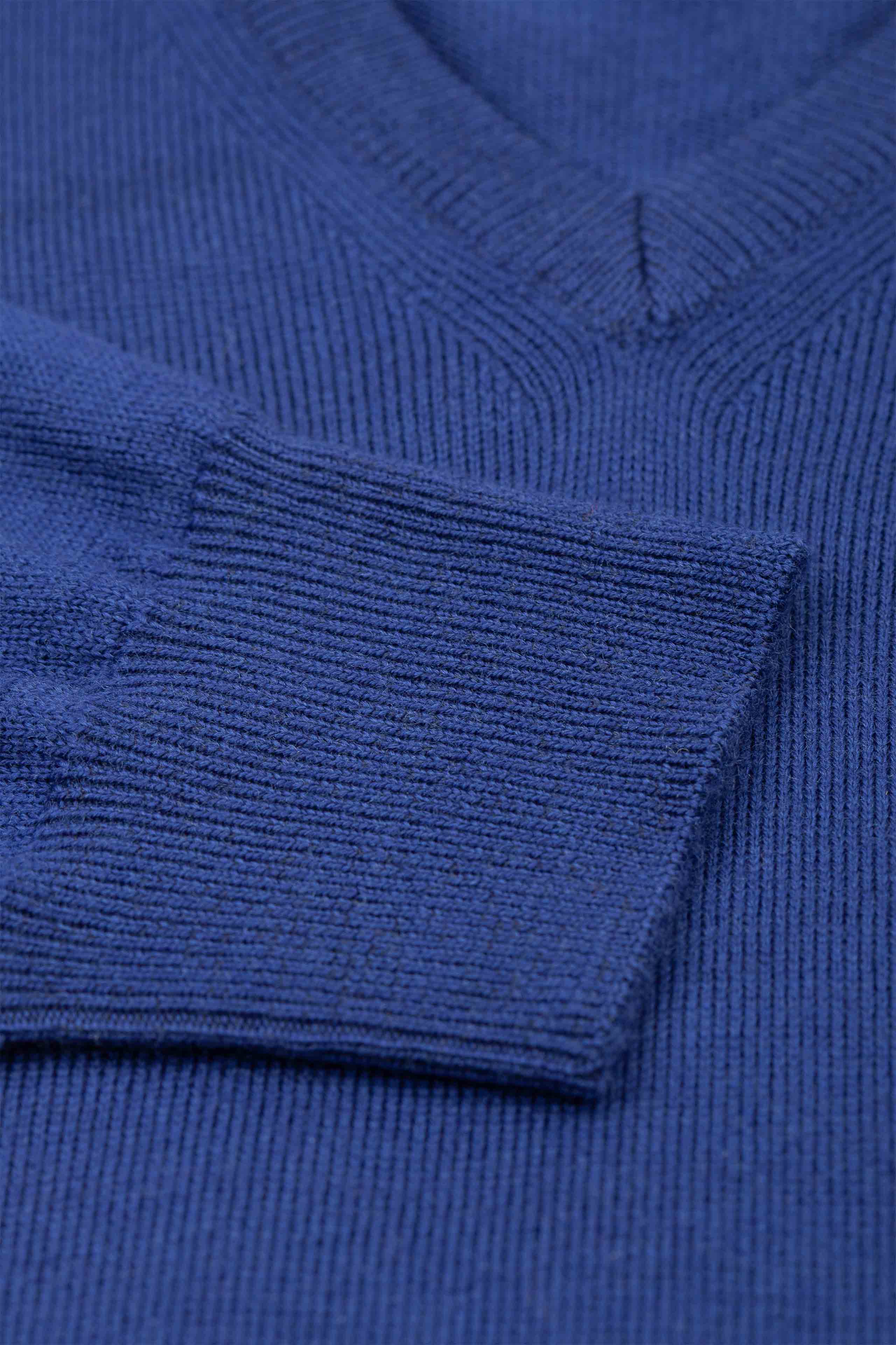 Pullover mit V-Ausschnitt aus Wolle - MITTELBLAU