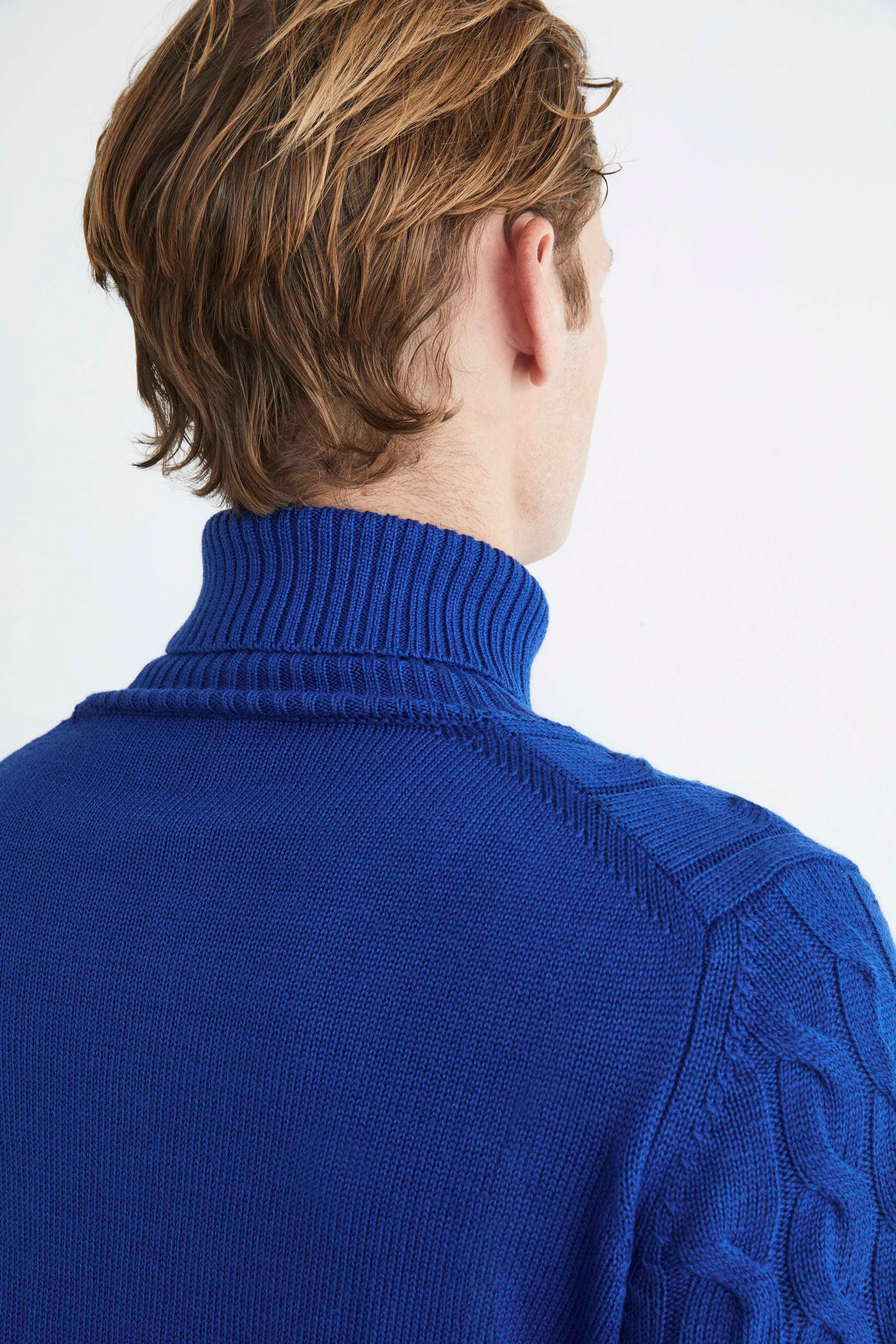 Gerippter Rollkragenpullover mit Zopfmuster - BLUETTE