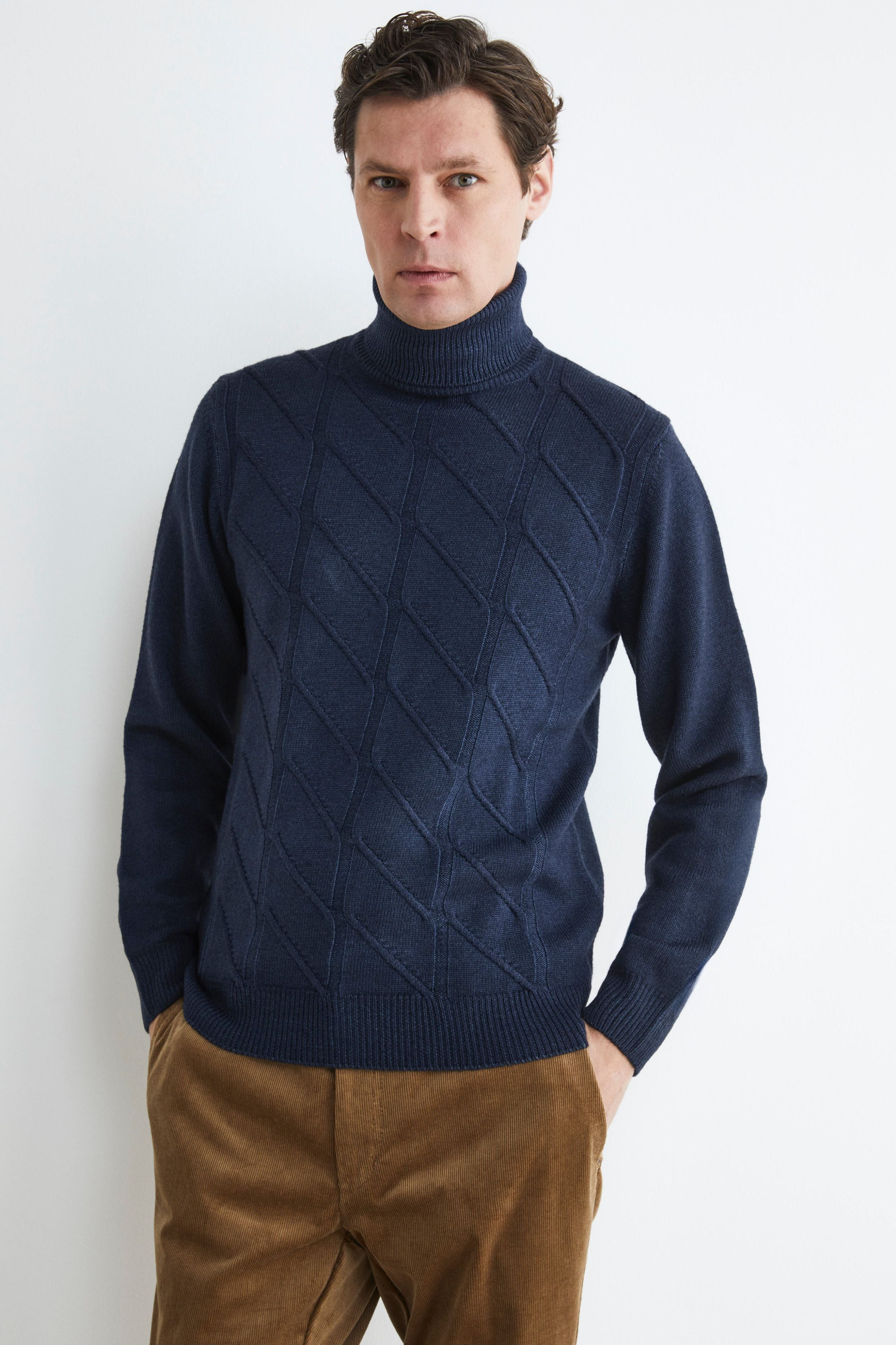 Rollkragenpullover mit Zopfmuster - BLAUE MARINE