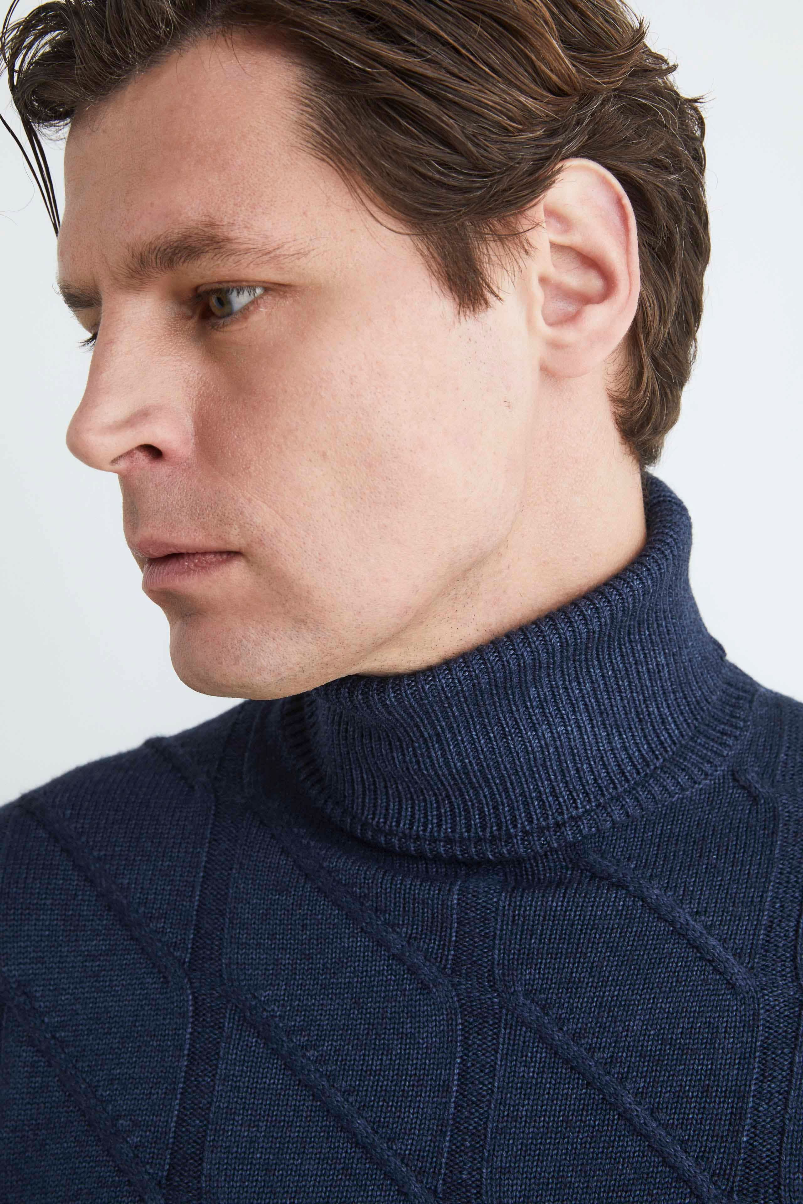 Rollkragenpullover mit Zopfmuster - BLAUE MARINE